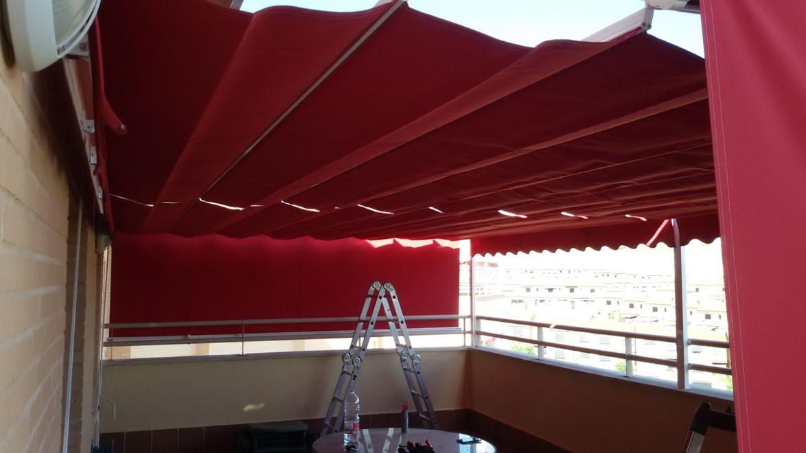 Toldo rojo sobre una terraza