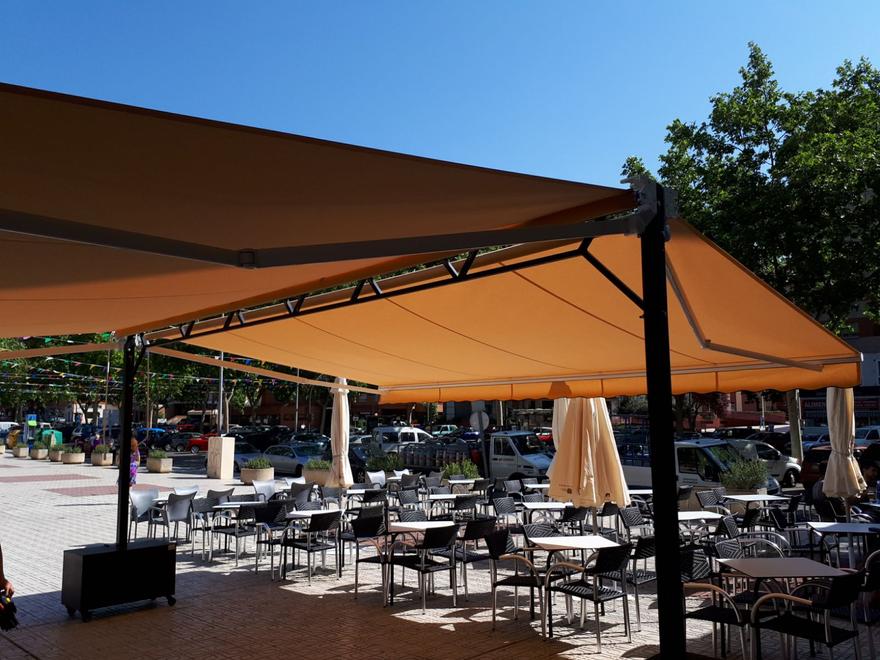 Toldo naranja sobre la terraza de un bar