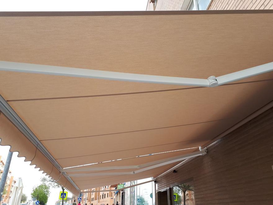 Toldo beige extendido, visto desde abajo