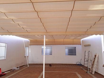 Toldo corredero de ondas bajo el techo de un pabellón
